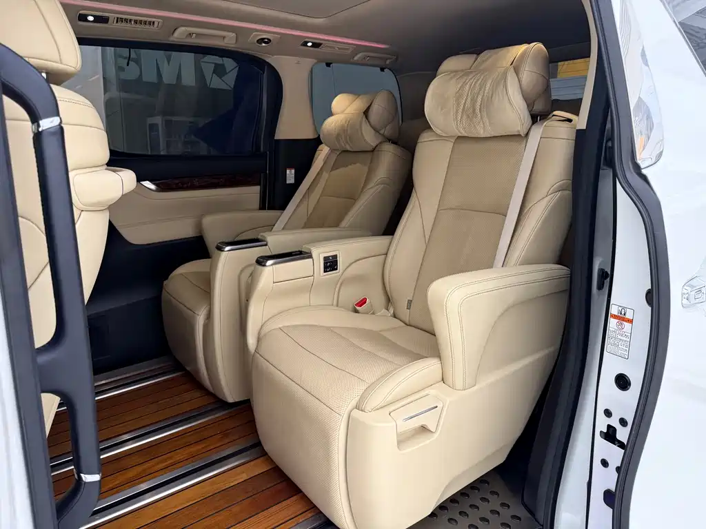 Toyota Alphard — фото 15