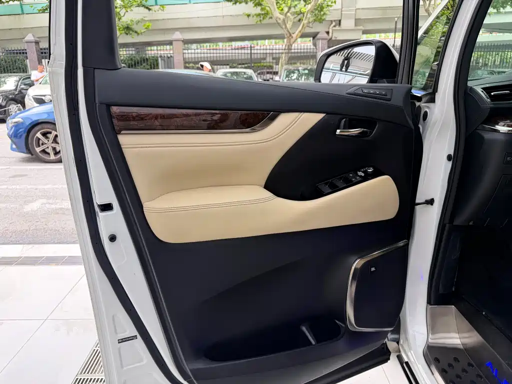 Toyota Alphard — фото 4