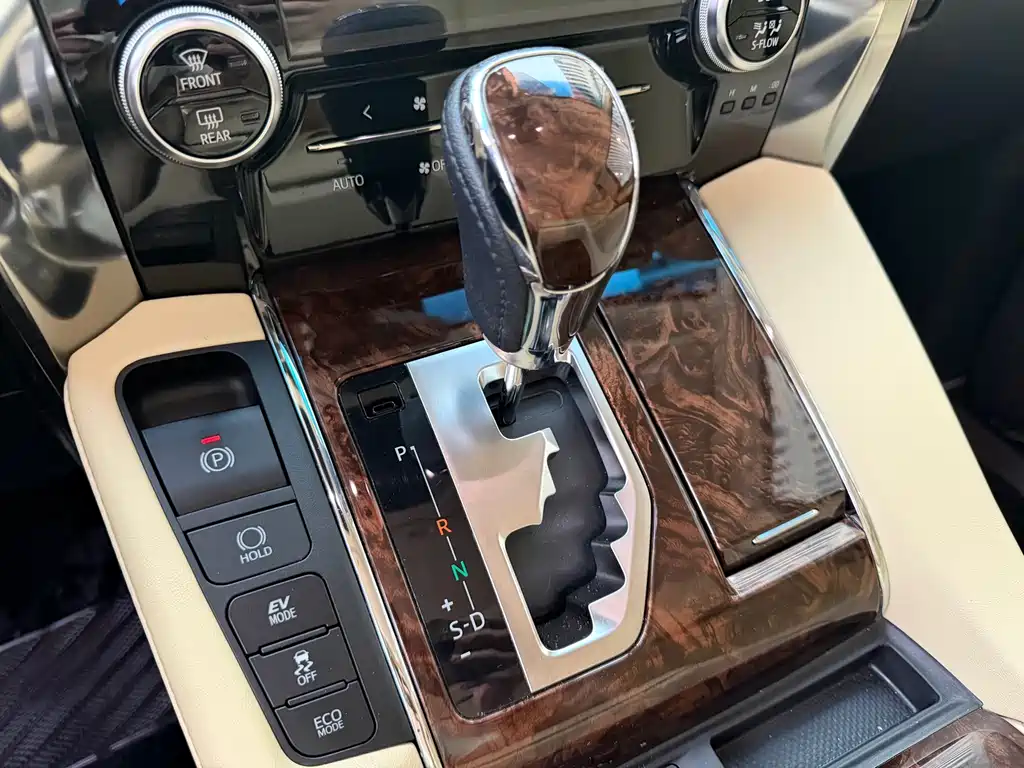 Toyota Alphard — фото 10