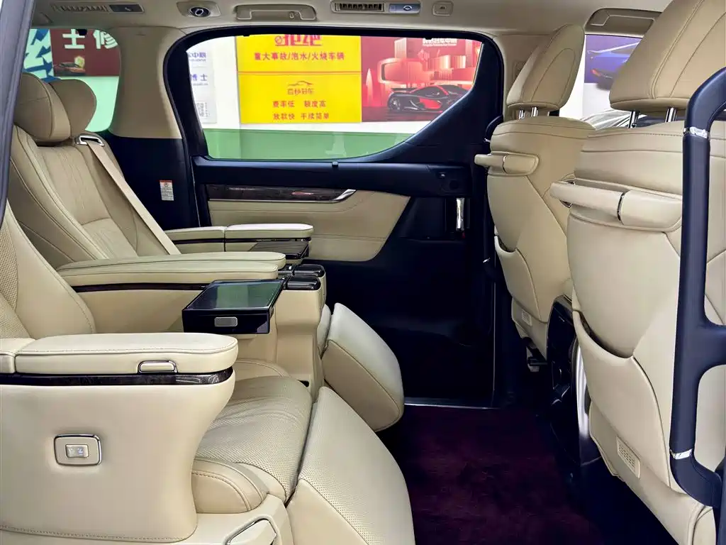 Toyota Alphard — фото 11