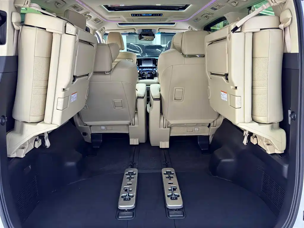Toyota Alphard — фото 5