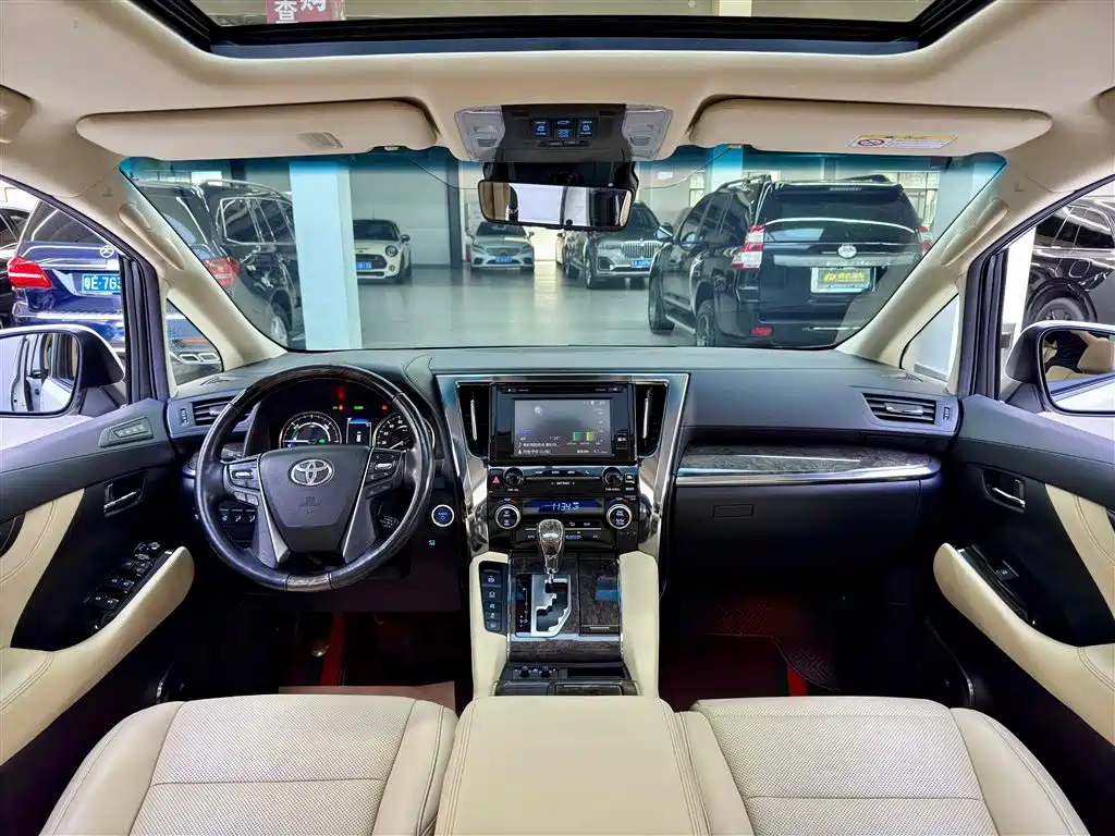 Toyota Alphard — фото 9