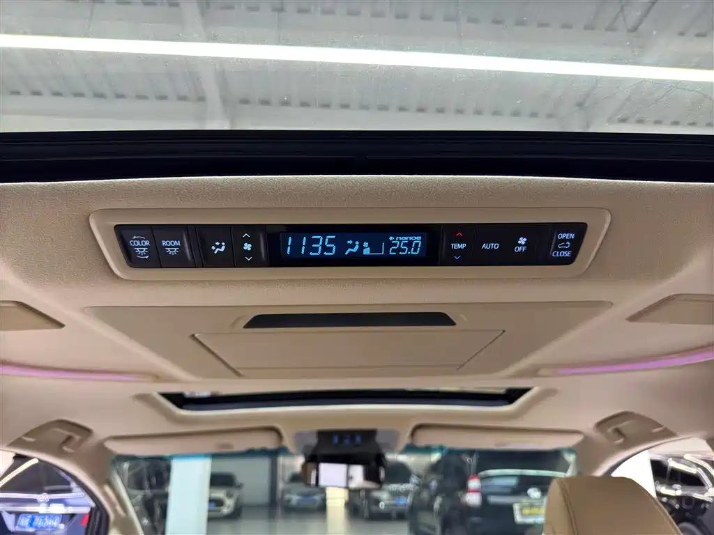 Toyota Alphard — фото 10