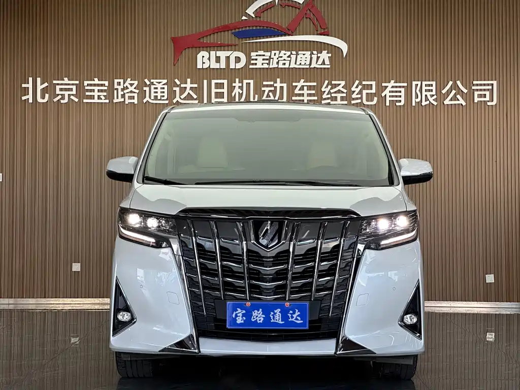 Toyota Alphard — фото 2