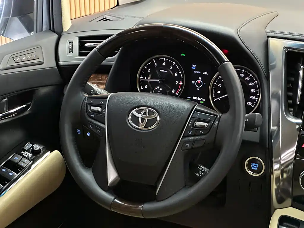 Toyota Alphard — фото 11
