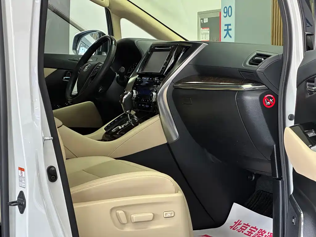 Toyota Alphard — фото 13