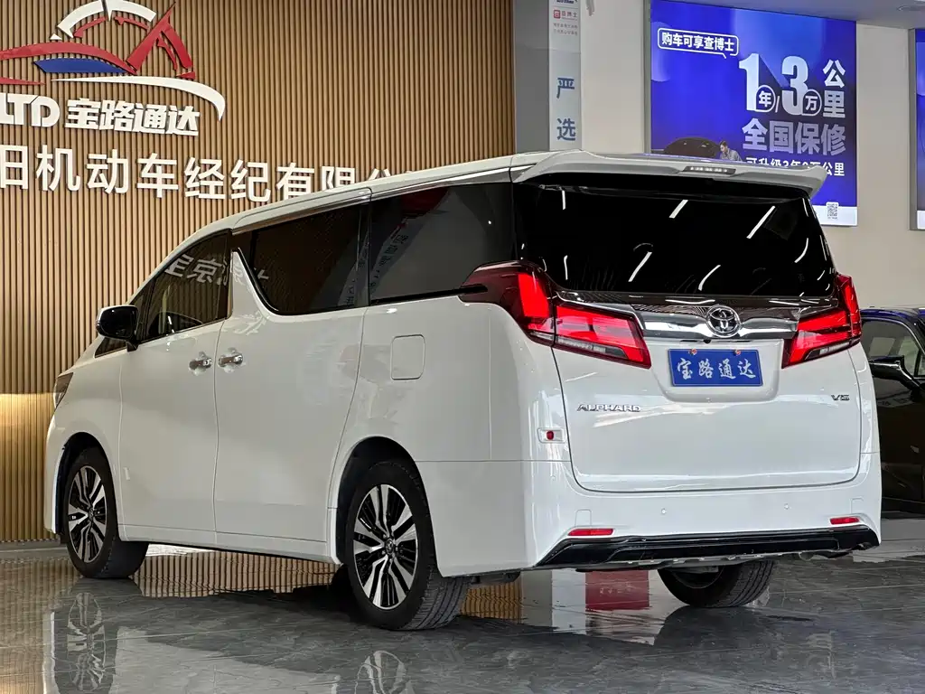 Toyota Alphard — фото 4