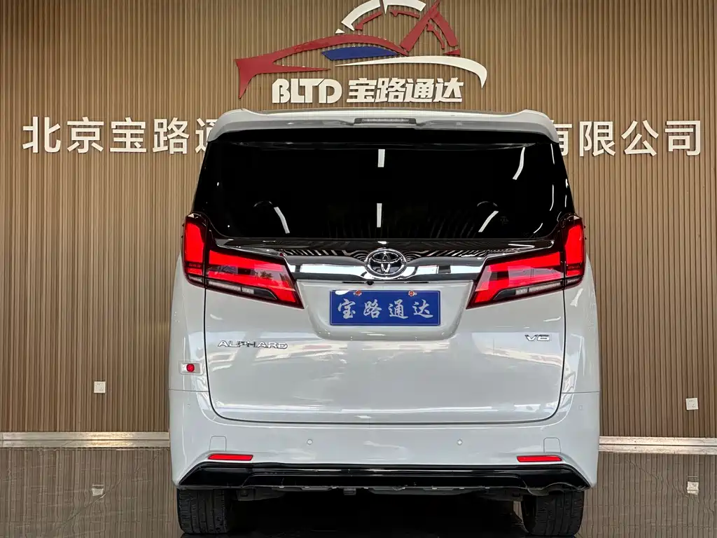 Toyota Alphard — фото 5