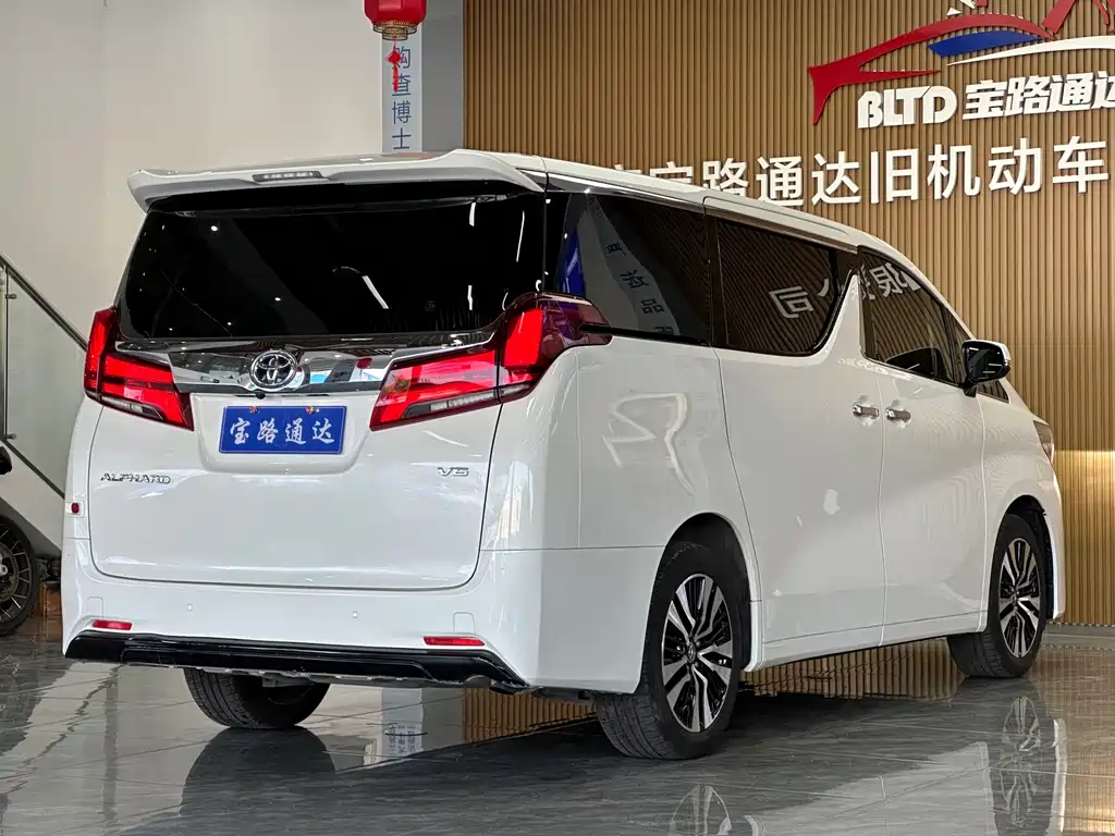 Toyota Alphard — фото 6