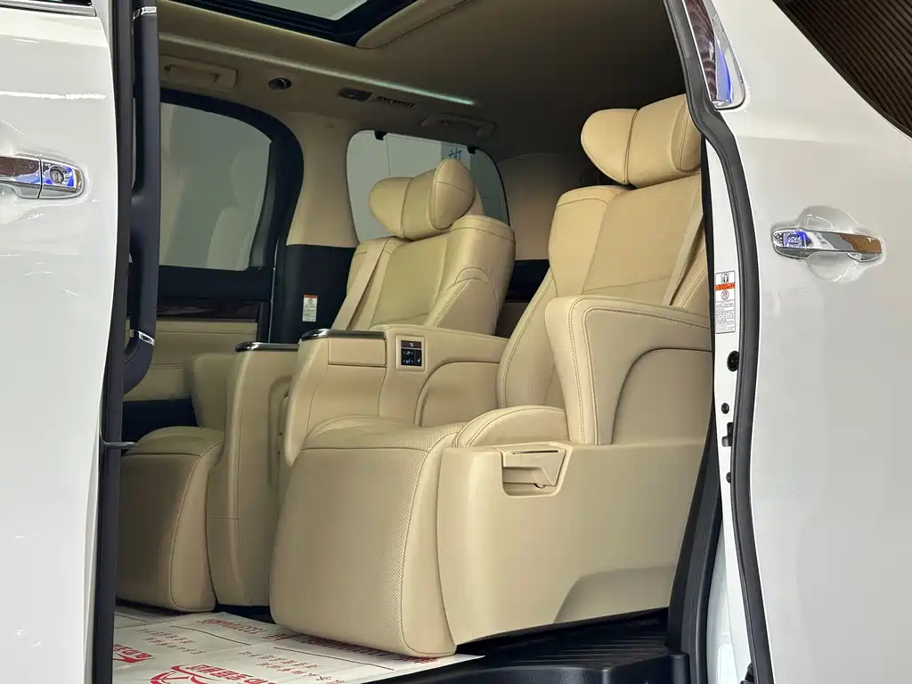 Toyota Alphard — фото 8