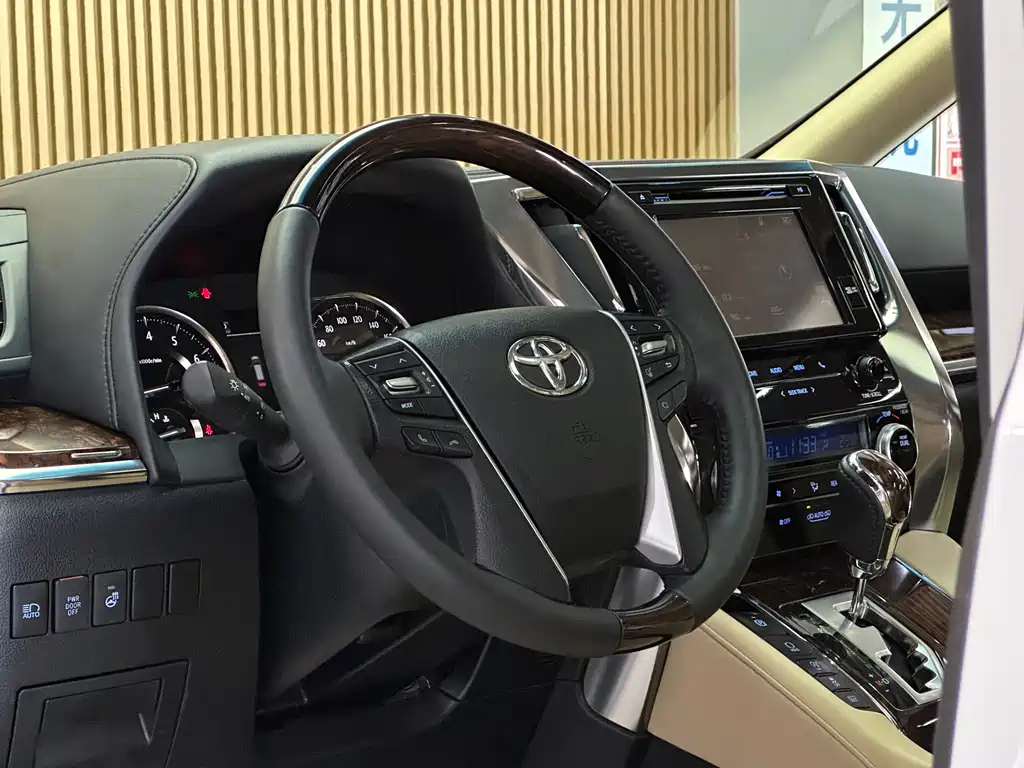 Toyota Alphard — фото 9
