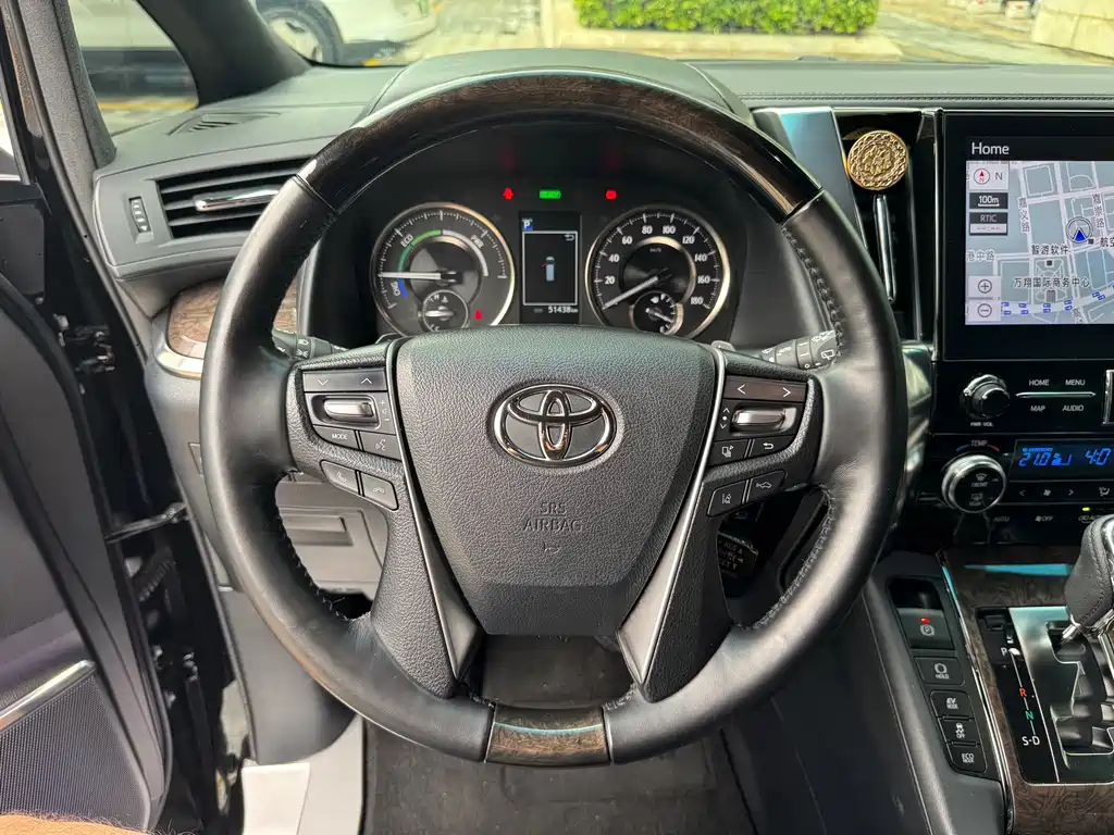 Toyota Alphard — фото 11