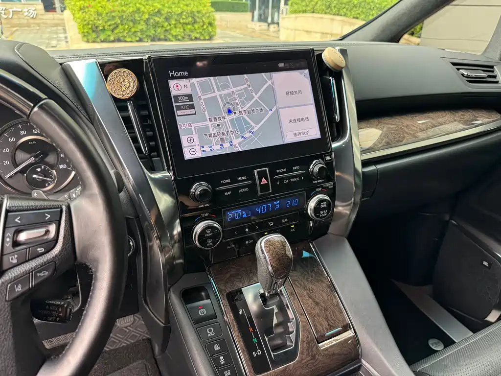 Toyota Alphard — фото 13