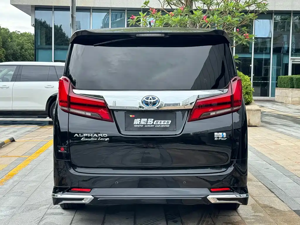 Toyota Alphard — фото 17
