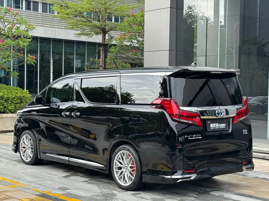 Toyota Alphard — фото 18