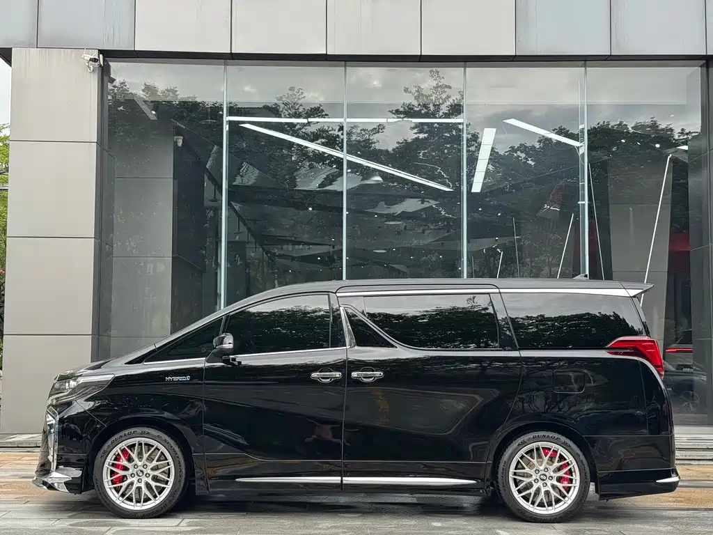 Toyota Alphard — фото 4