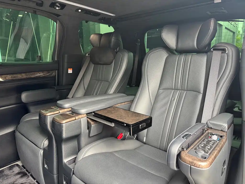 Toyota Alphard — фото 5