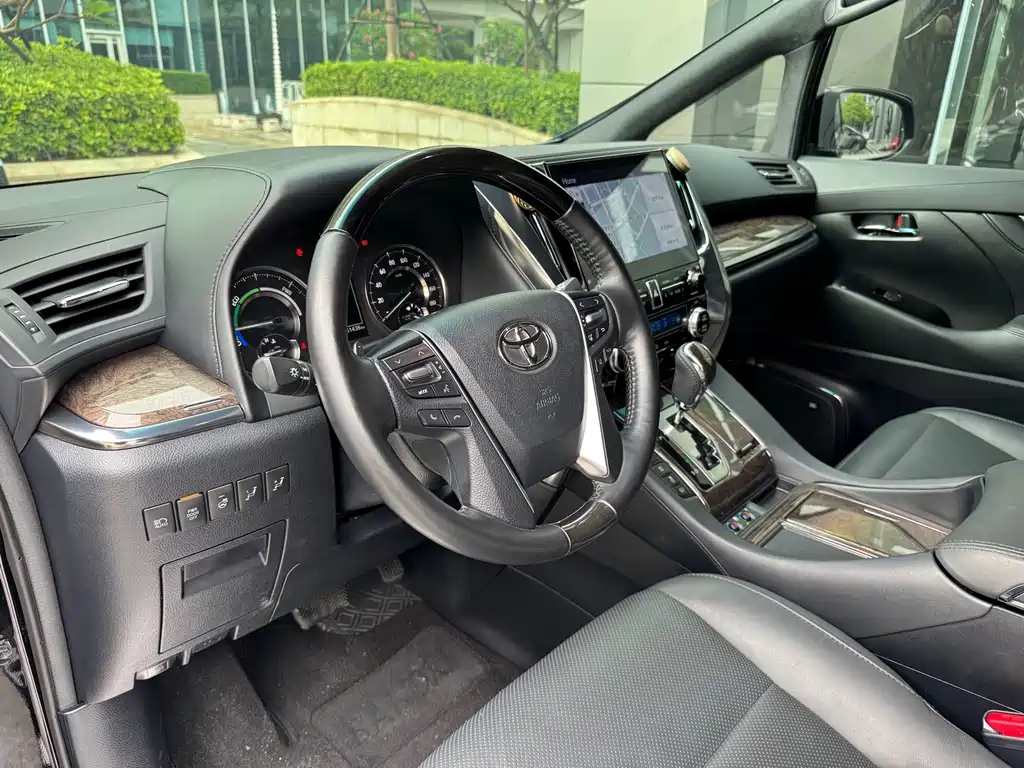Toyota Alphard — фото 7