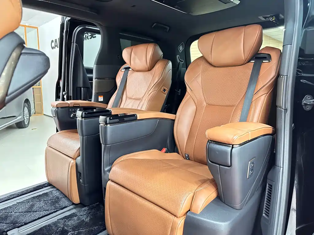 Toyota Alphard — фото 11