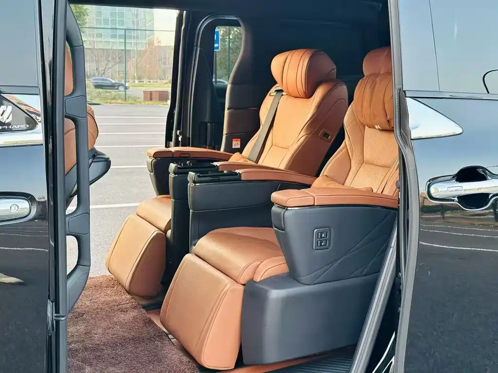 Toyota Alphard — фото 5