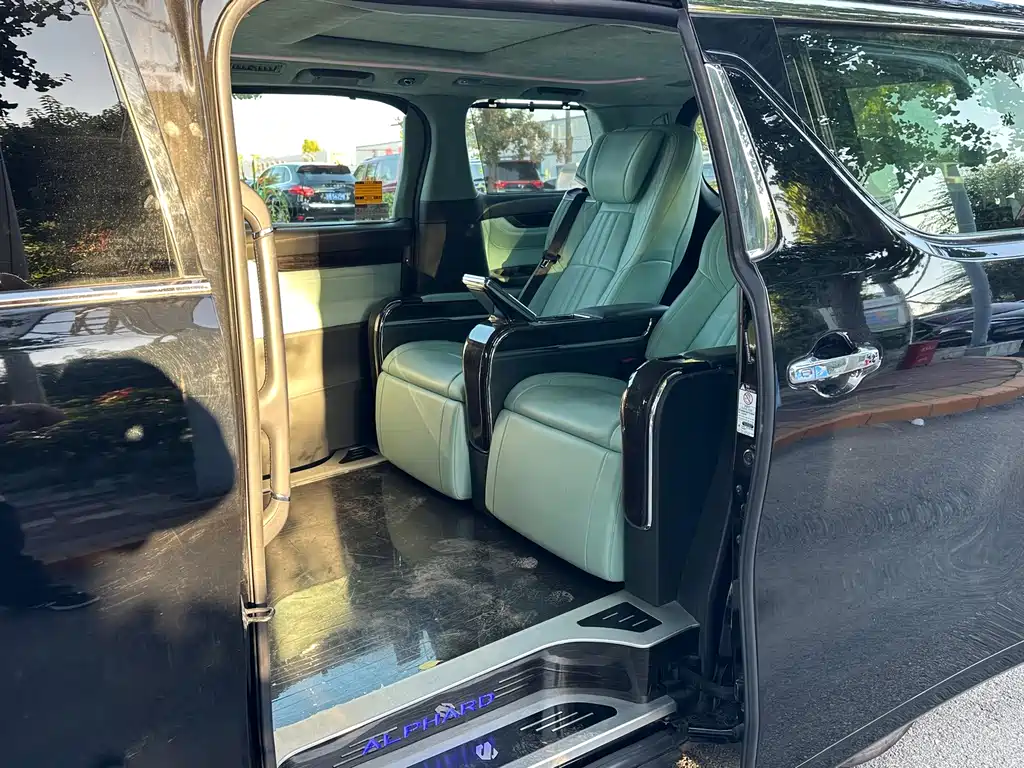 Toyota Alphard — фото 11