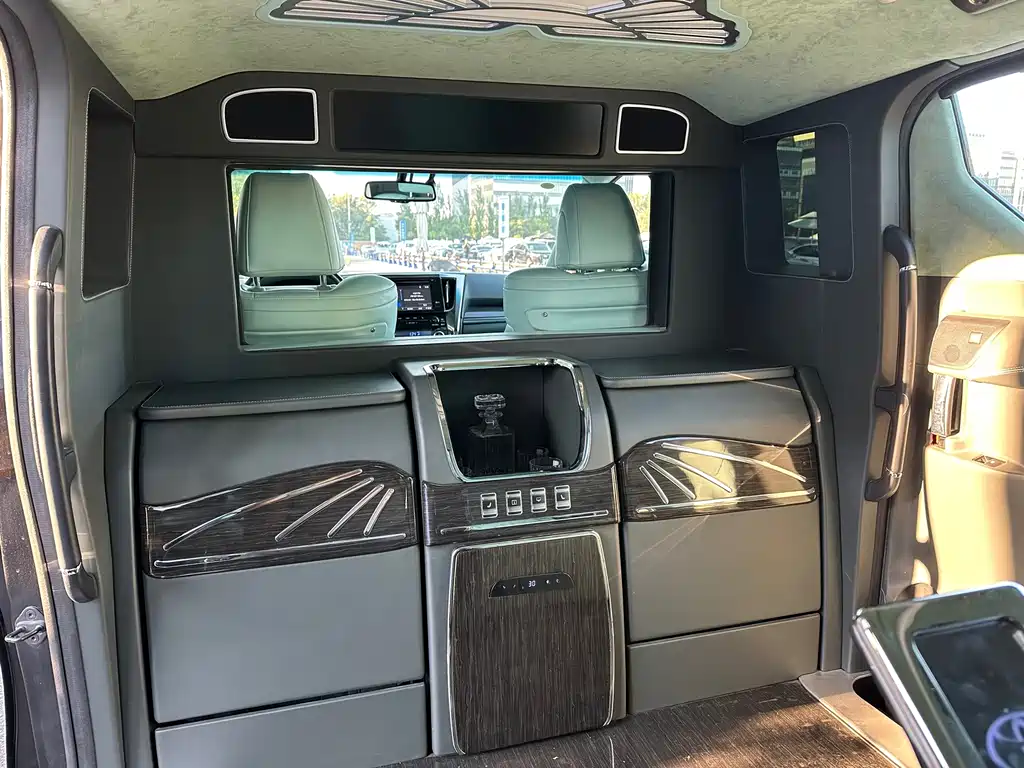 Toyota Alphard — фото 13