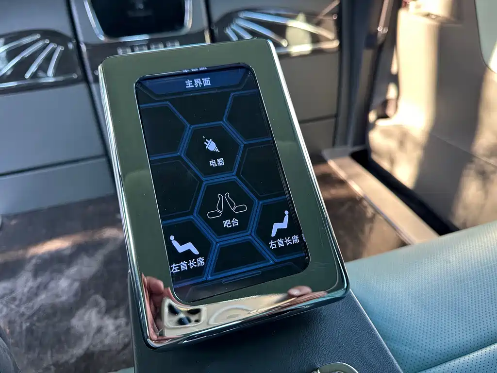 Toyota Alphard — фото 14