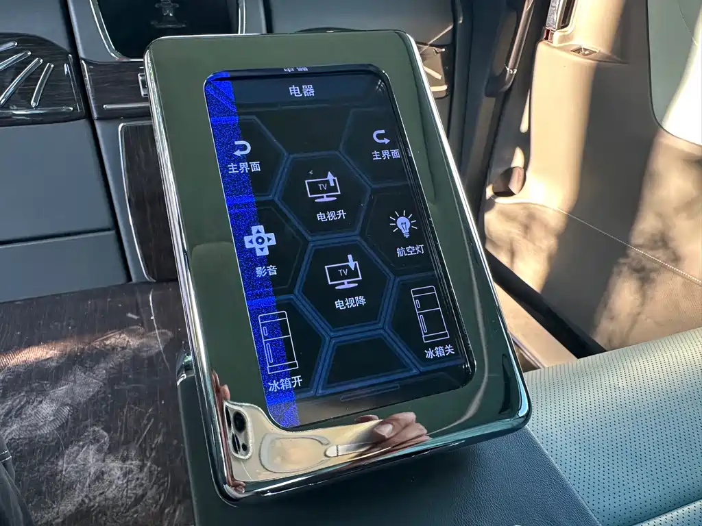 Toyota Alphard — фото 15