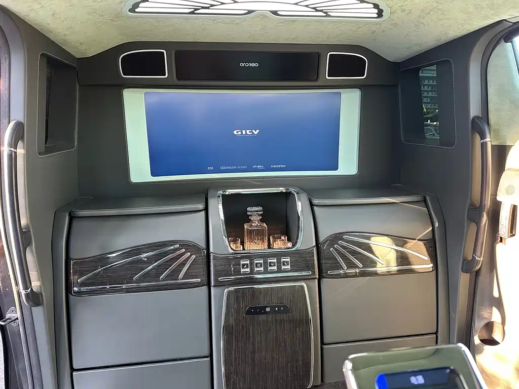 Toyota Alphard — фото 16