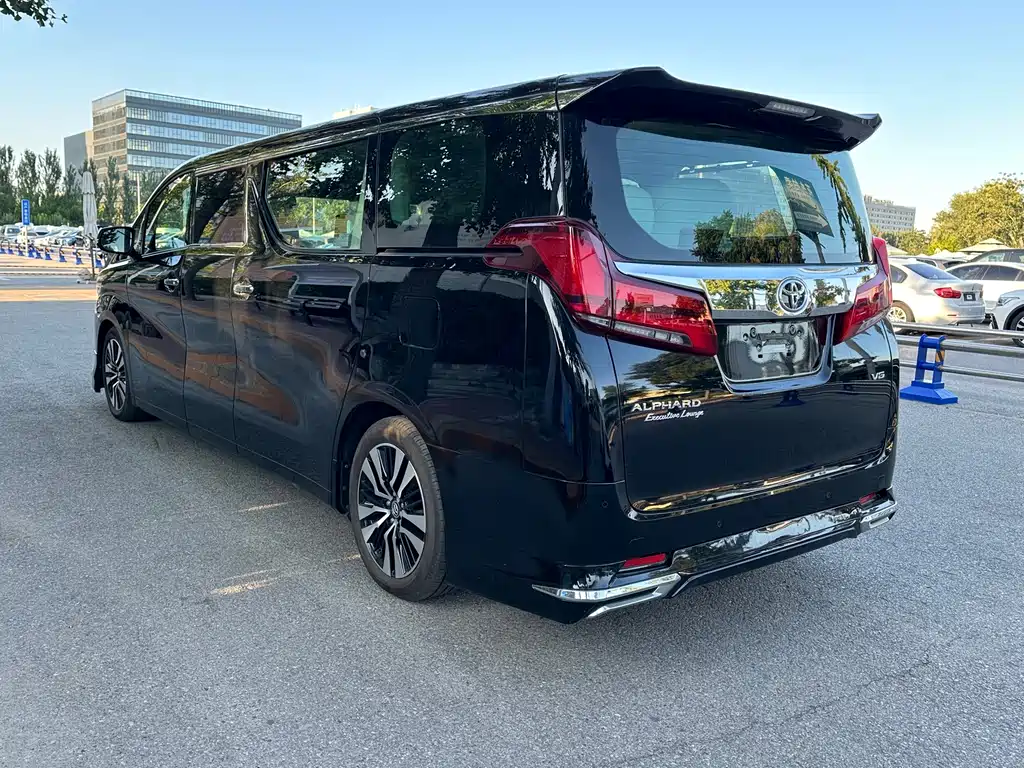 Toyota Alphard — фото 4