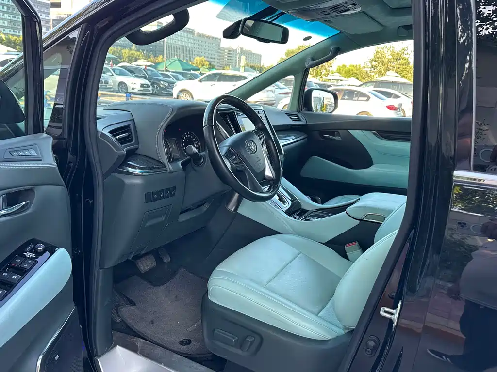 Toyota Alphard — фото 7