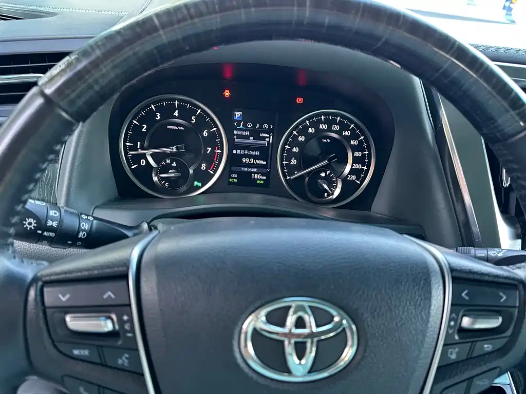 Toyota Alphard — фото 9