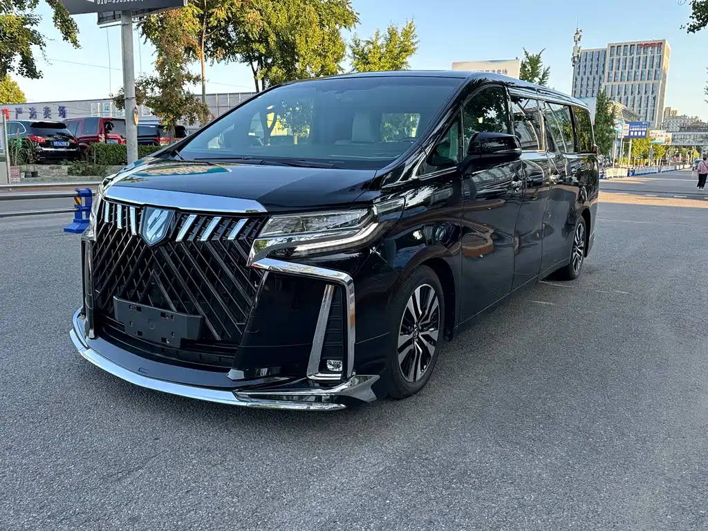 Toyota Alphard — фото 1