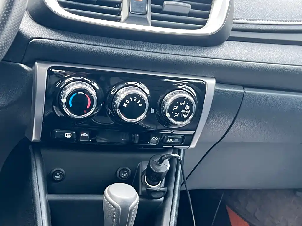 Toyota Yaris L — фото 13