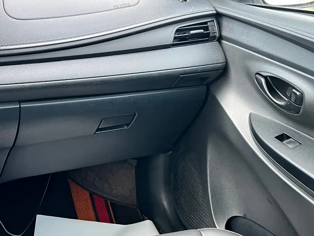 Toyota Yaris L — фото 15