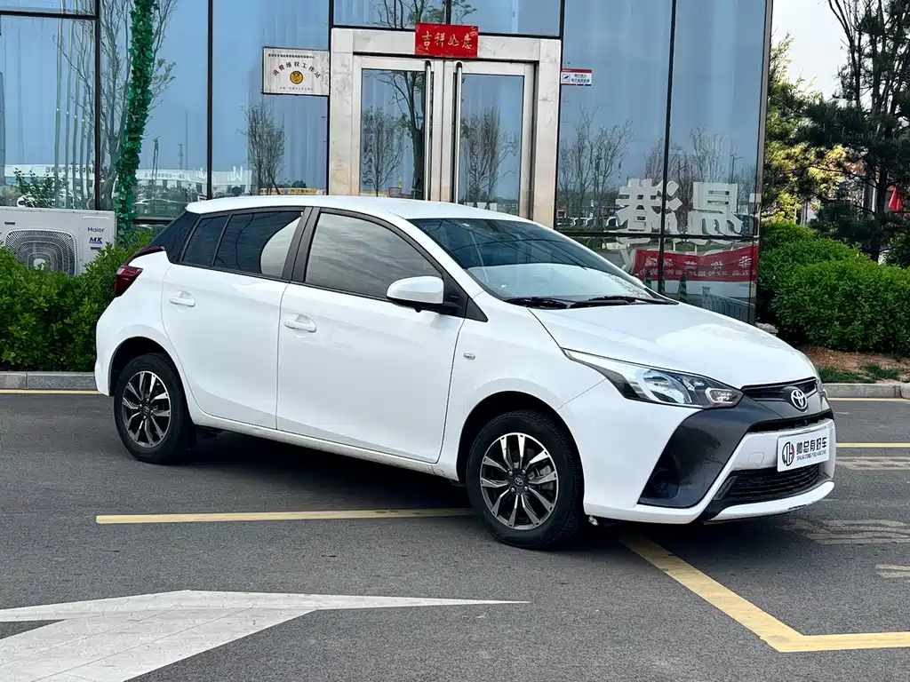 Toyota Yaris L — фото 3