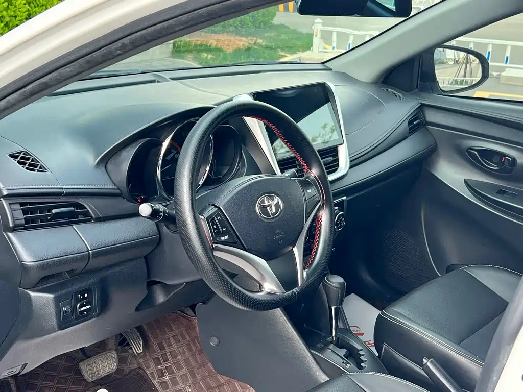 Toyota Yaris L — фото 6