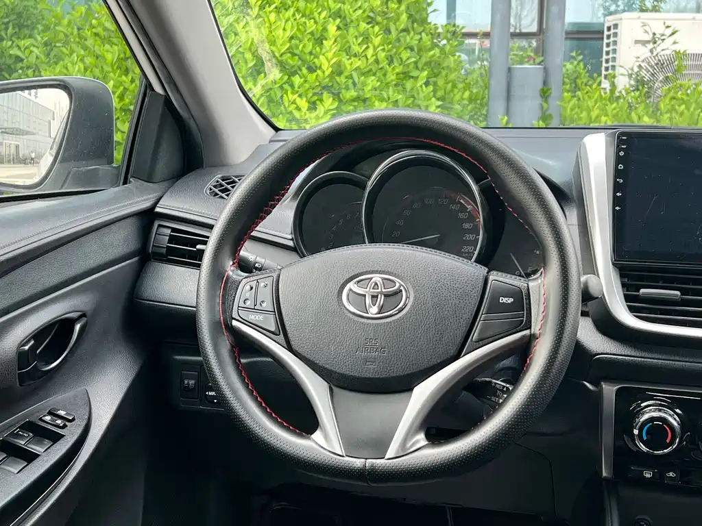 Toyota Yaris L — фото 10