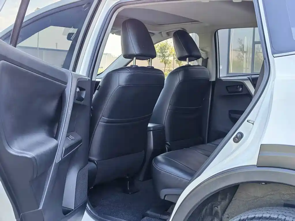 Toyota RAV4 — фото 4