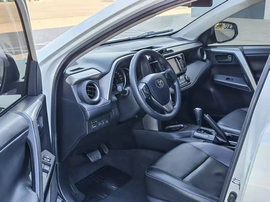 Toyota RAV4 — фото 6