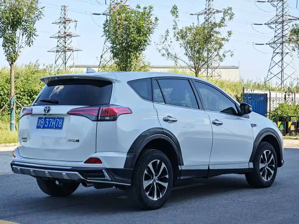 Toyota RAV4 — фото 9