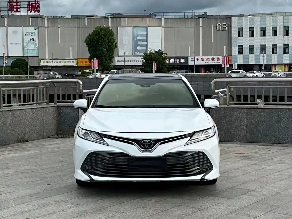 Toyota Camry — фото 2
