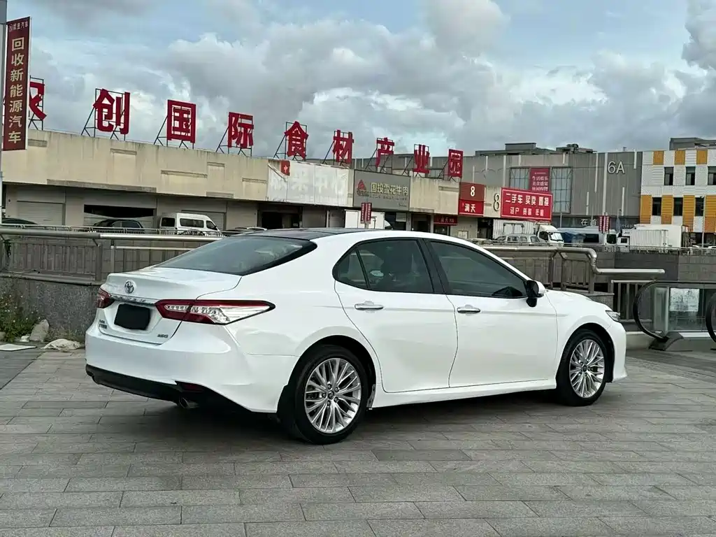 Toyota Camry — фото 4