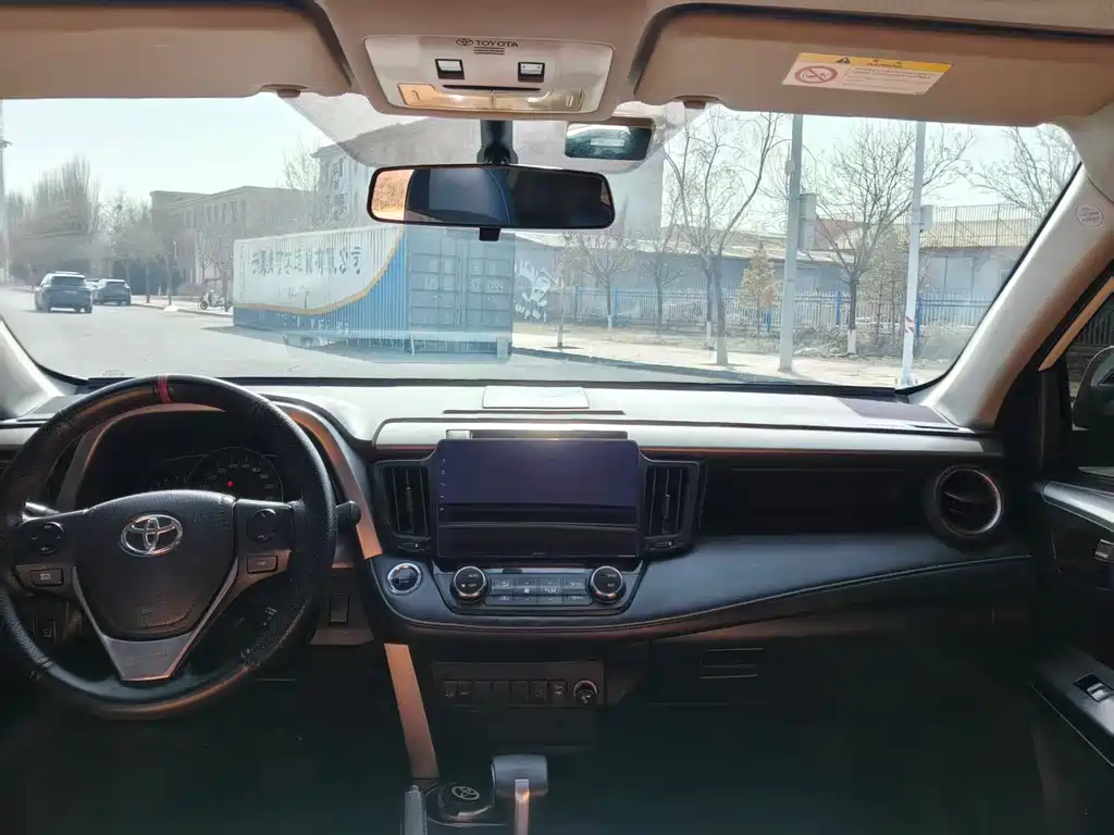 Toyota RAV4 — фото 6