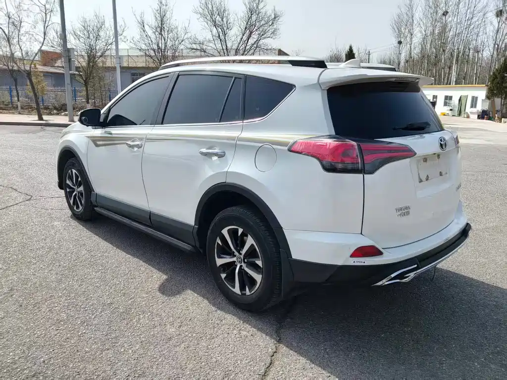 Toyota RAV4 — фото 7