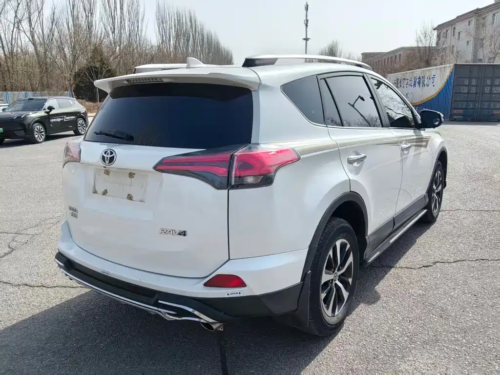 Toyota RAV4 — фото 9