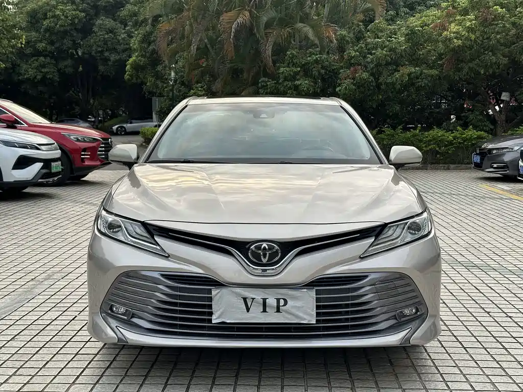 Toyota Camry — фото 2