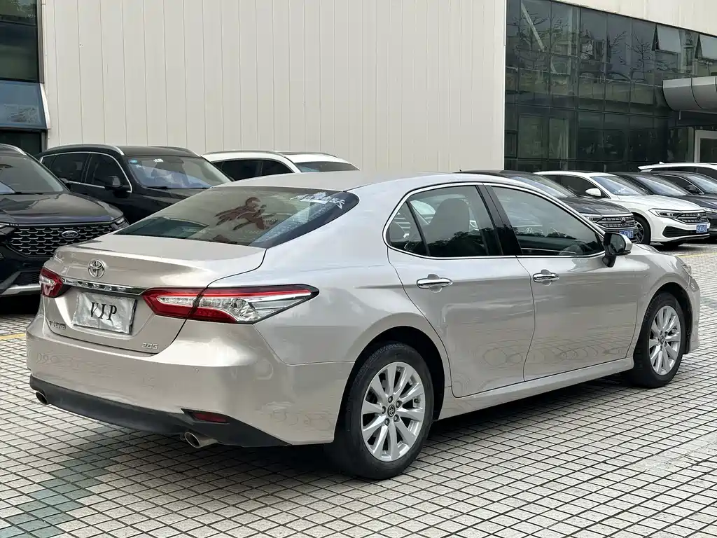 Toyota Camry — фото 5