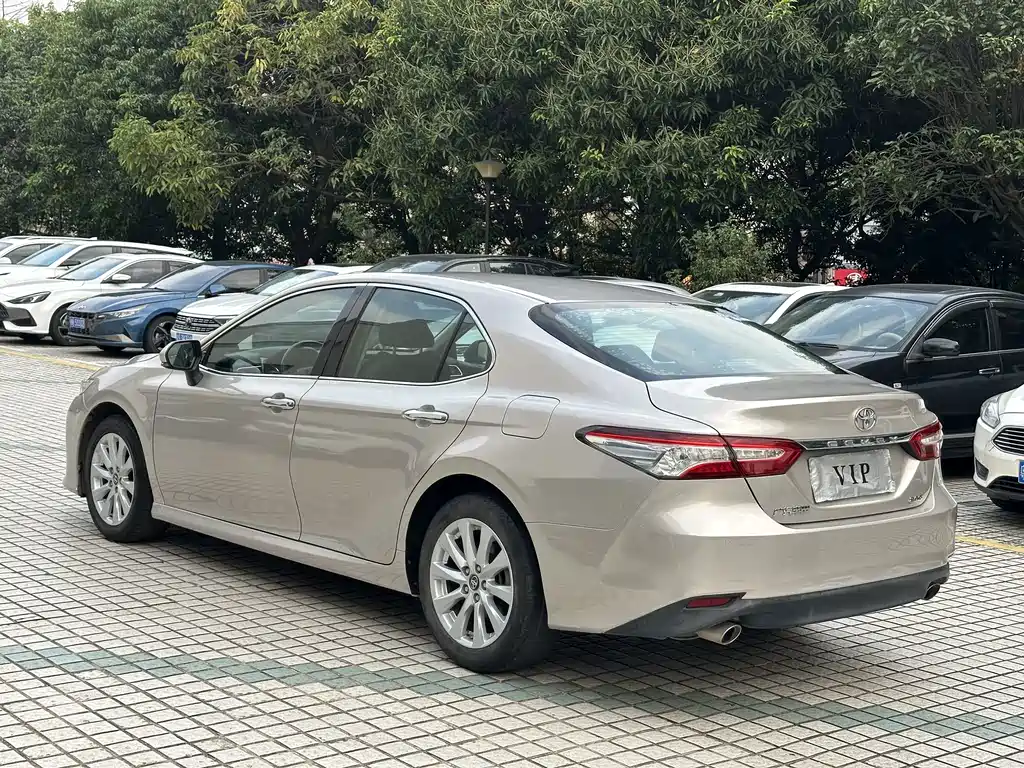 Toyota Camry — фото 6