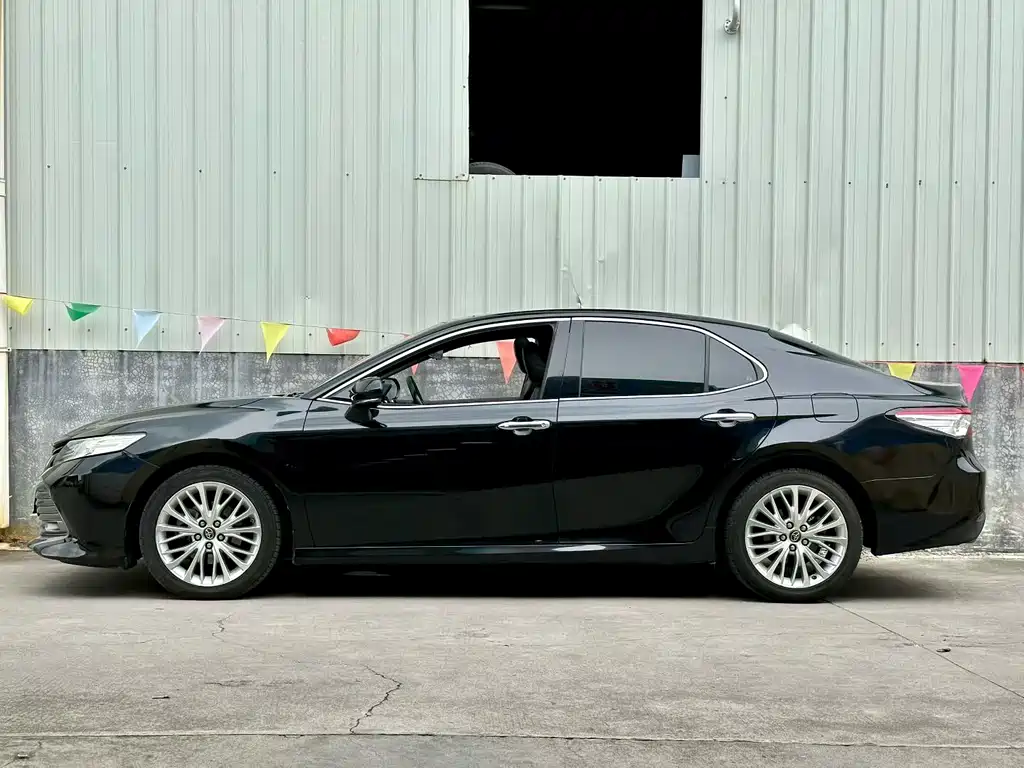 Toyota Camry — фото 2